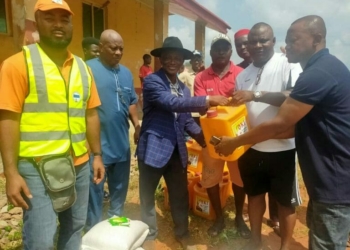 NEMA officials distributing relief materials