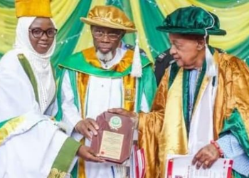 Oba Lamidi Adeyemi (right) with Judge Bola Ajibola, presenting a plaque to the best graduating student of Crescent University, Abeokuta, during the institution’s convocation ceremony in 2019.