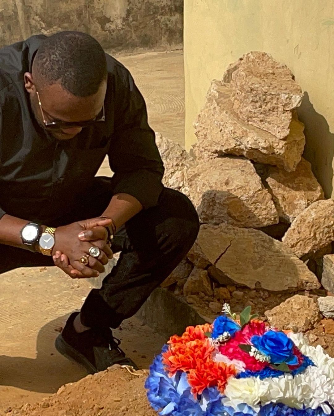 Actor Yomi Fabiyi Visits Baba Suwe's Grave, Reveals The Biggest Way To Get Bad Name