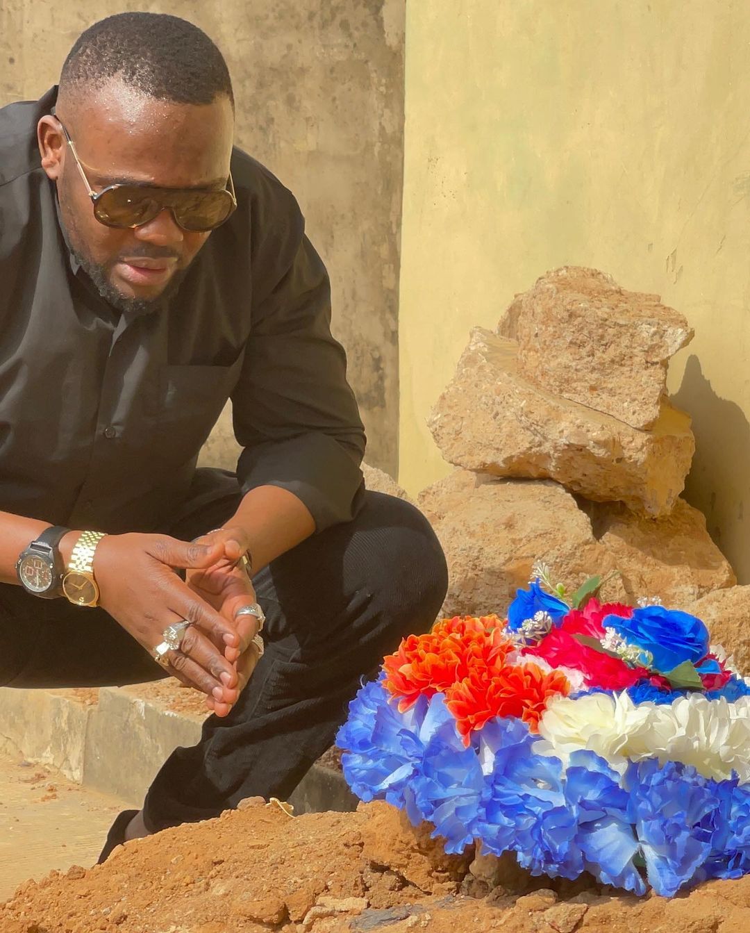 Actor Yomi Fabiyi Visits Baba Suwe's Grave, Reveals The Biggest Way To Get Bad Name