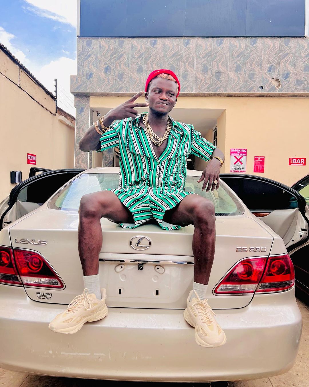Singer Portable Buys New Car (Photo)