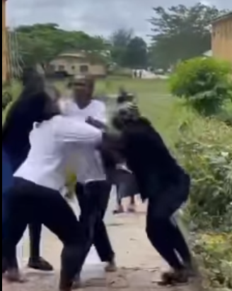 UNICROSS Female students clash over a man