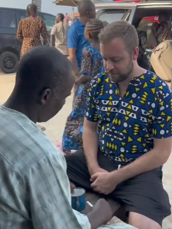 Oyinbo man gets a traditional shave from local barbers