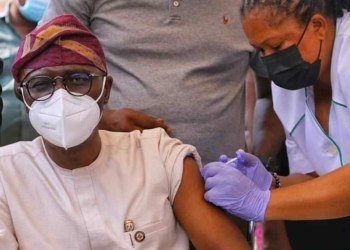 Gov Sanwo-Olu receiving  COVID-19 Vaccine at the Infectious Disease Hospital (IDH), Yaba, on Friday, March 12, 2021.