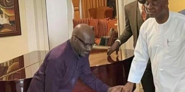 Odukoya (L) receives Oyedepo (R) during condolence visit. Credit: Church Gist