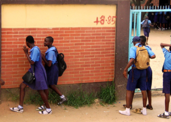 Pic 6. Pupils of Sari Igamu Junior Secondary School loitering around the premises after coming late as schools resumes after the Easter Holidays in Lagos on Tuesday (18/4/17)
02276/18/4/2017/Wasiu Zubair/ICE/NAN