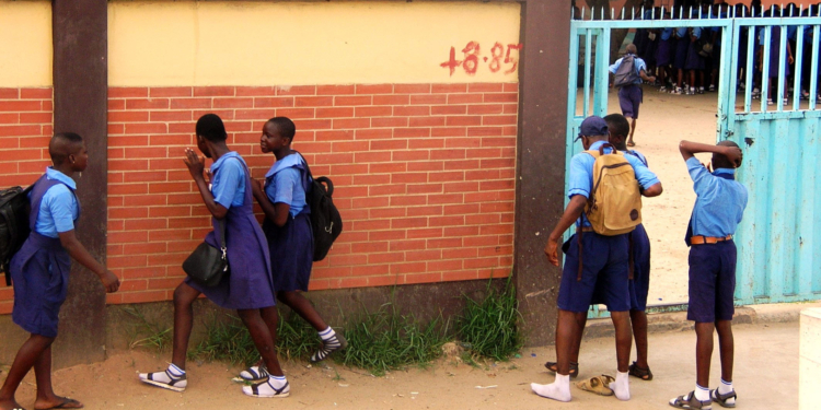 Pic 6. Pupils of Sari Igamu Junior Secondary School loitering around the premises after coming late as schools resumes after the Easter Holidays in Lagos on Tuesday (18/4/17)
02276/18/4/2017/Wasiu Zubair/ICE/NAN