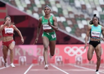 Blessing Okabare in the middle