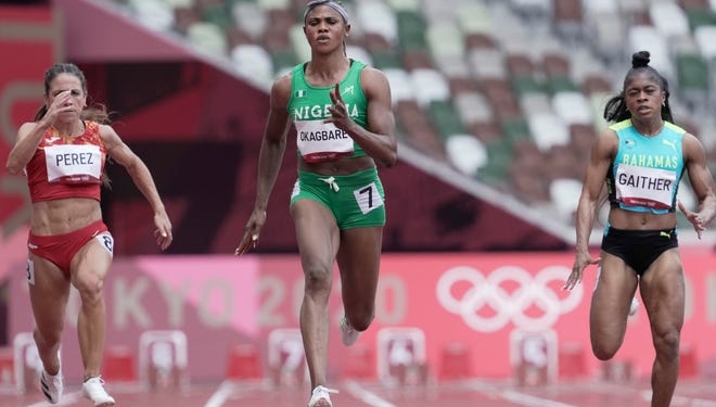 Blessing Okabare in the middle