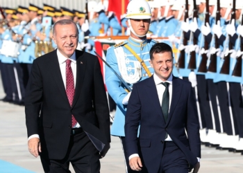 Turkey's President Recep Tayyip Erdogan (L) and Ukraine's President Volodymyr Zelensky (R)