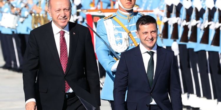 Turkey's President Recep Tayyip Erdogan (L) and Ukraine's President Volodymyr Zelensky (R)
