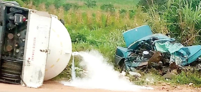 Six killed as car rams into gas tanker