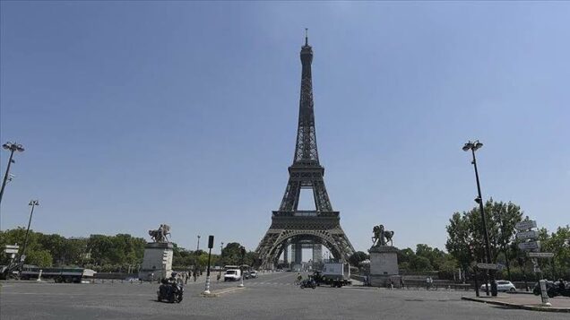Nationwide strike hits France, access to Eiffel Tower blocked