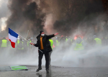 France police arrest 150 protesters