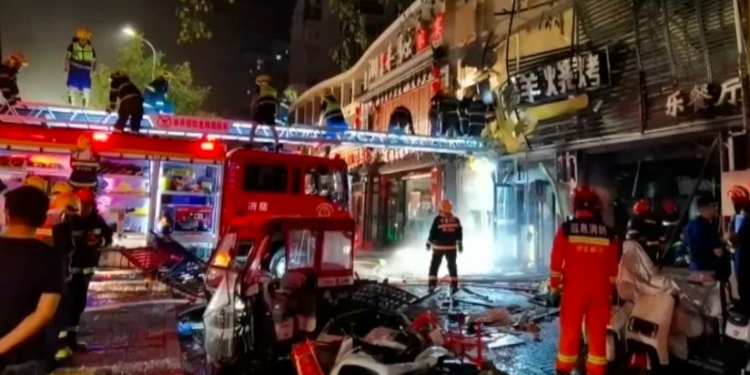 Gas explosion , kills 31, injures seven , China restaurant