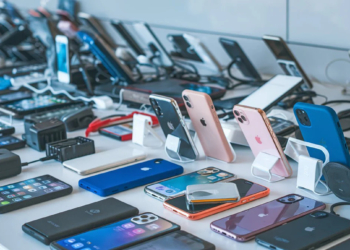 How to Clean Your Android or iPhone Charging Port