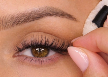 How to Apply False Eyelashes
