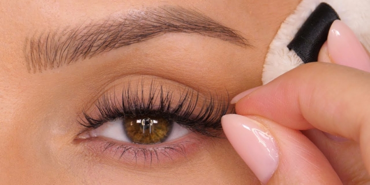 How to Apply False Eyelashes
