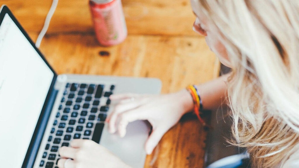 Lovers of budget dating prefer random cam chats