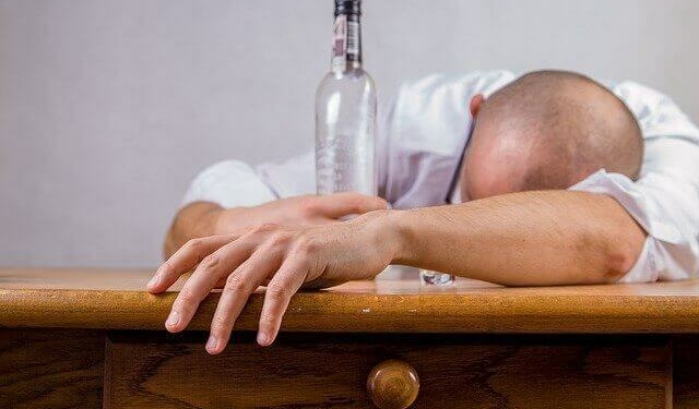 How alcohol causes weight gain