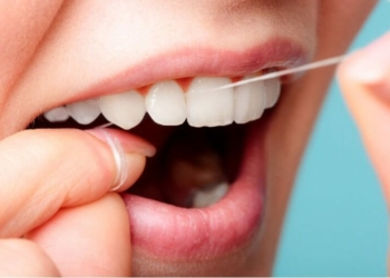 Is it Best to Floss Before or After Brushing Your Teeth?