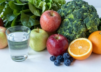 Healthy liver tips: fruits, vegetables, and water.