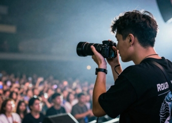 Concert photography in low light without flash.