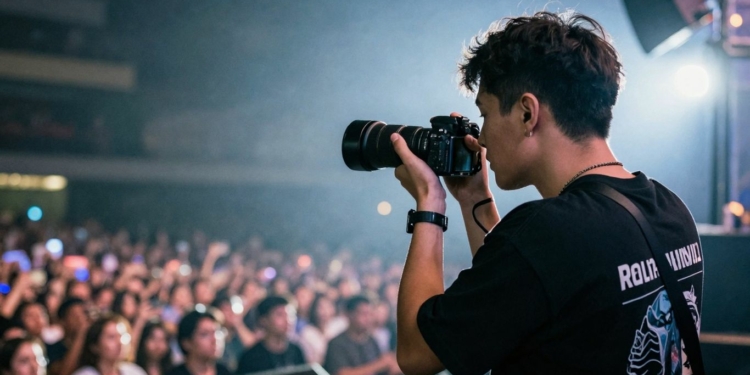 Concert photography in low light without flash.