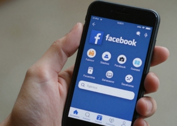 Facebook ad targeting tips on a smartphone screen.