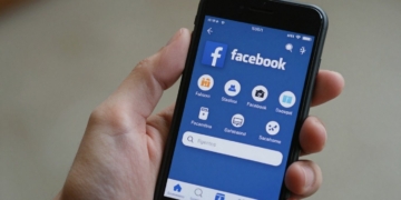 Facebook ad targeting tips on a smartphone screen.