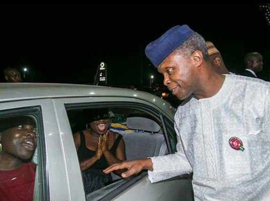 #FuelScarcity:?Vice President, Yemi Osinbajo turns petrol station attendant in Lagos