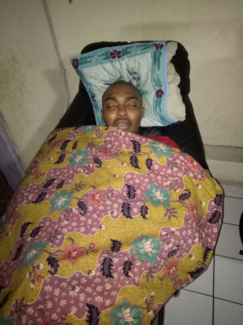Graphic: Nigerian man running from Indonesian immigration officers, suffers heart attack & dies while hiding in his friend