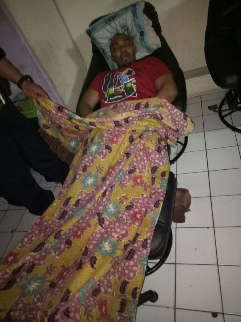 Graphic: Nigerian man running from Indonesian immigration officers, suffers heart attack & dies while hiding in his friend