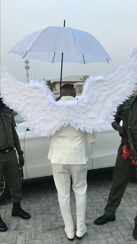 Controversial socialite, Pretty Mike, attends a wedding in Lagos dressed in an angelic costume(photos)