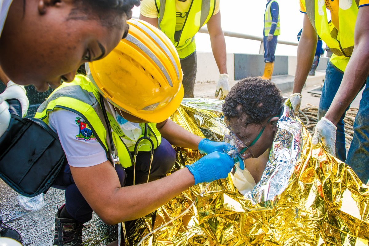 Photos: LASEMA Response Unit rescue woman trapped in the mud under Third Mainland Bridge 