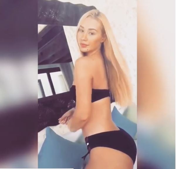 Sexy Iggy Azalea flaunts her hourglass figure in skimpy black bikini (Photos/Video)