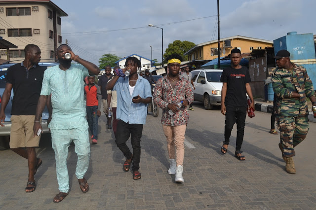 Yungsam mobbed in Ajegunle, rescued by soldiers 