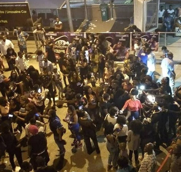 #BBNaija: Teddy A arrives?in a limousine as fans flood the airport to receive him (Photos/Video)