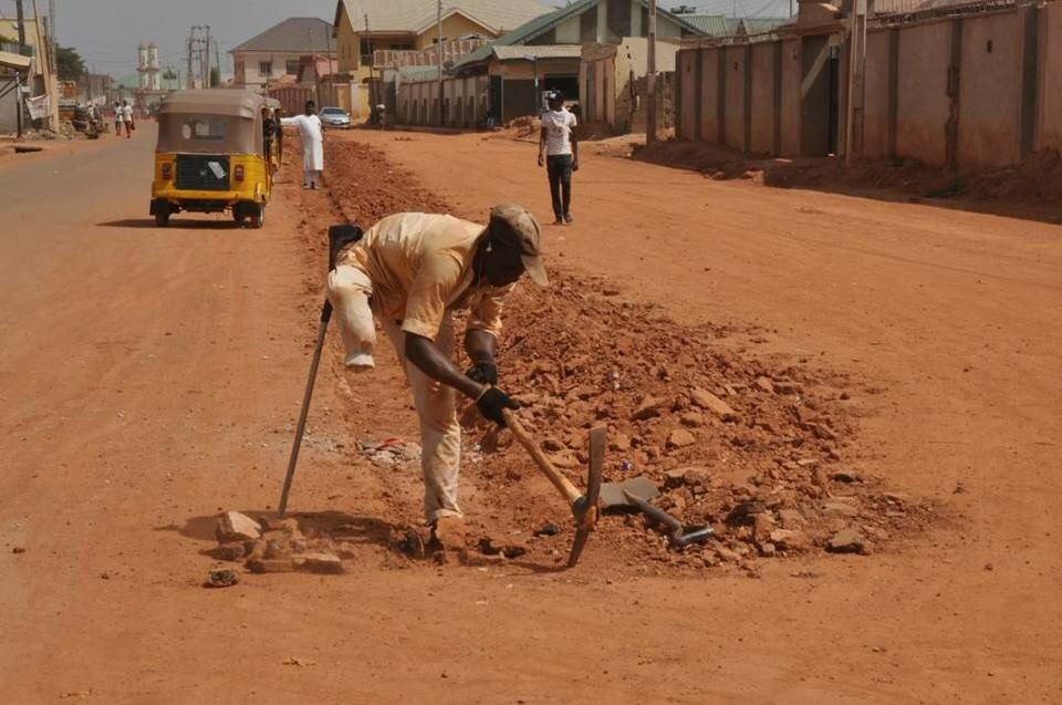 #NigerianYouthsAreNotLazy: One-legged man seen carrying out road construction