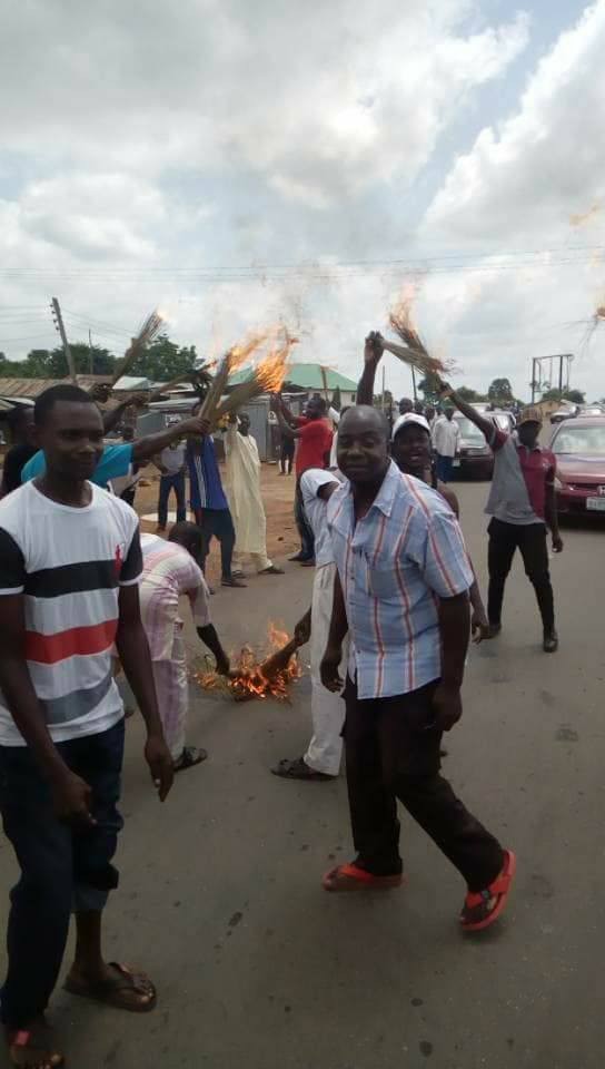 Photos: Angry APC members set fire on their brooms in Kaduna