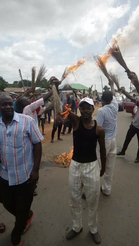 Photos: Angry APC members set fire on their brooms in Kaduna