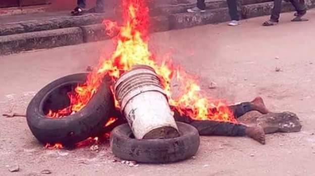Jungle Justice: Suspected murderer burnt to death by angry mob in Rivers State (graphic photos) 