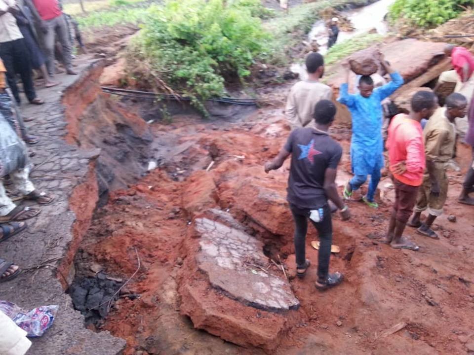 Photos: Heavy rainfall causes Mowo Bridge on Mokwa-Jebba highway to collapse