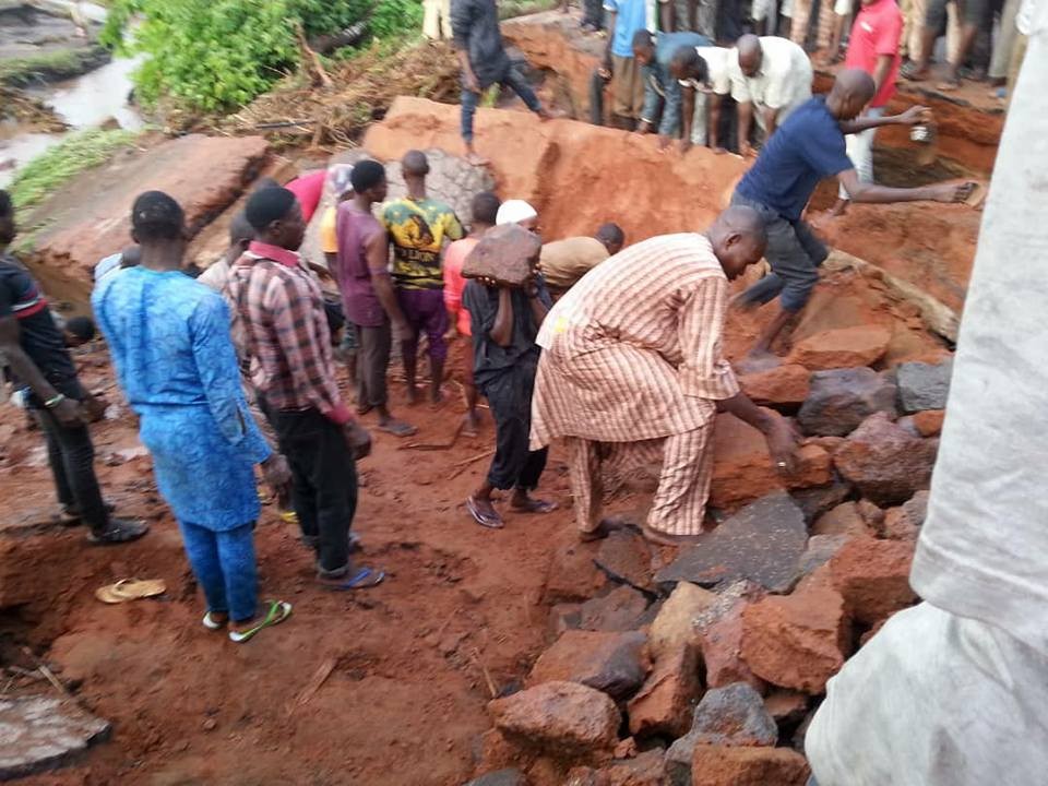 Photos: Heavy rainfall causes Mowo Bridge on Mokwa-Jebba highway to collapse