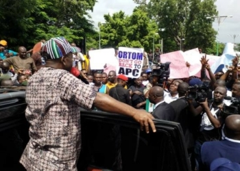 Benue Youths stop Ortom convoy to protest Peace-meeting with APC