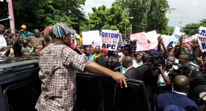 Benue Youths stop Ortom convoy to protest Peace-meeting with APC