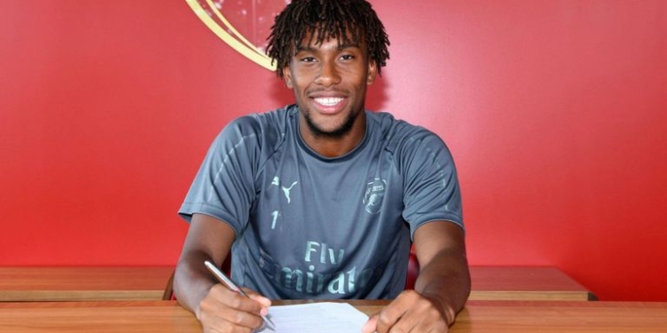 Alex Iwobi signing deal with Emirates