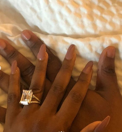  Cinema Director re-proposes to his wife of 10 years with a nice ring (photos)