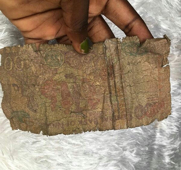 Photos: Beggar "politely" refused to take dirty 100 Naira note, asked for a better one 