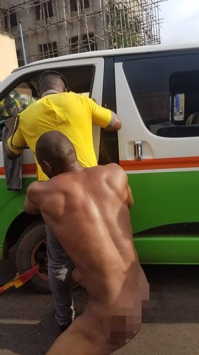 Photos: Driver strips completely naked to evade arrest by officials of Anambra Traffic Management Agency 